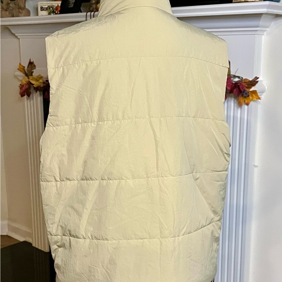 Lightweight Beige Vest Spring through Fall Wear. Medium - Picture 2 of 7